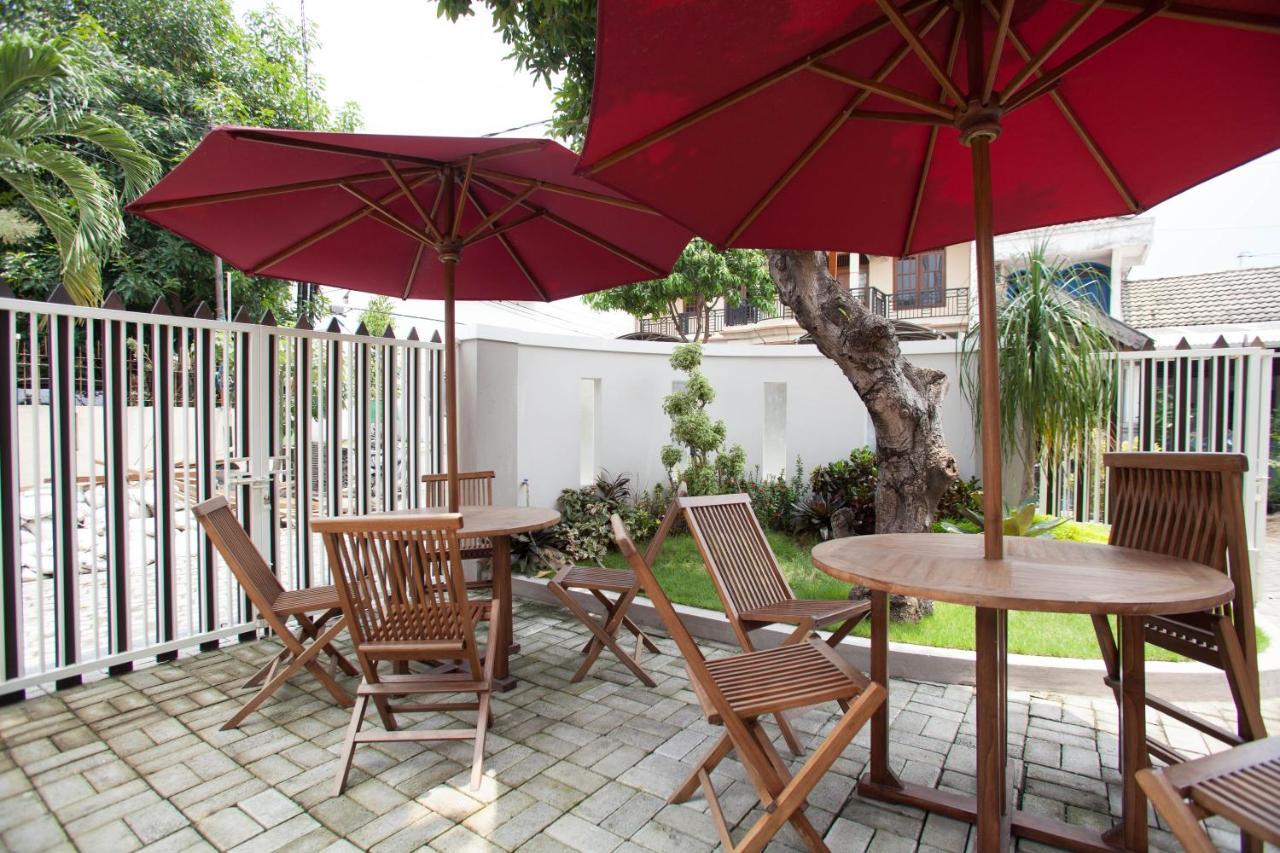 Reddoorz @ Wiyung 3 Hotel Surabaya Exterior photo