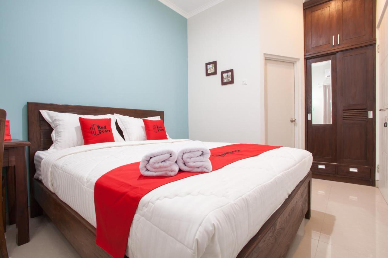 Reddoorz @ Wiyung 3 Hotel Surabaya Exterior photo